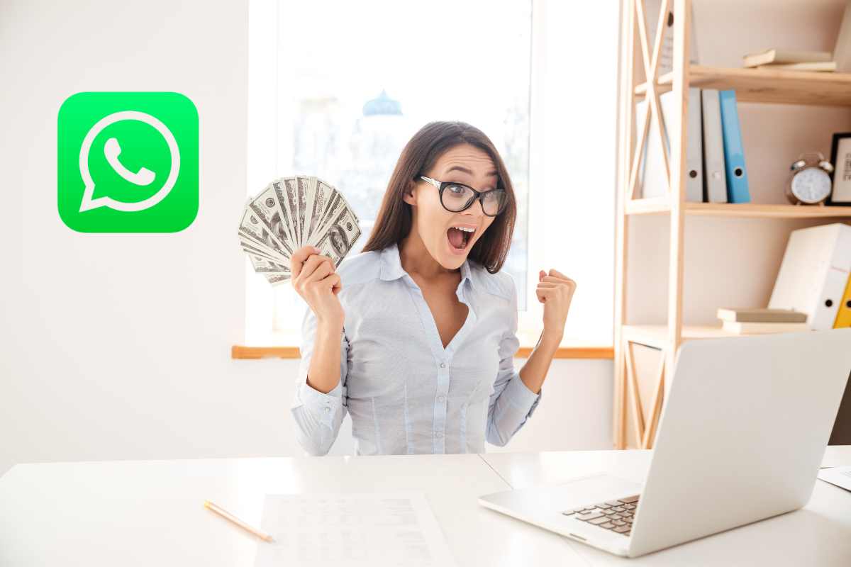 Donna contenta che tiene soldi in mano e logo WhatsApp