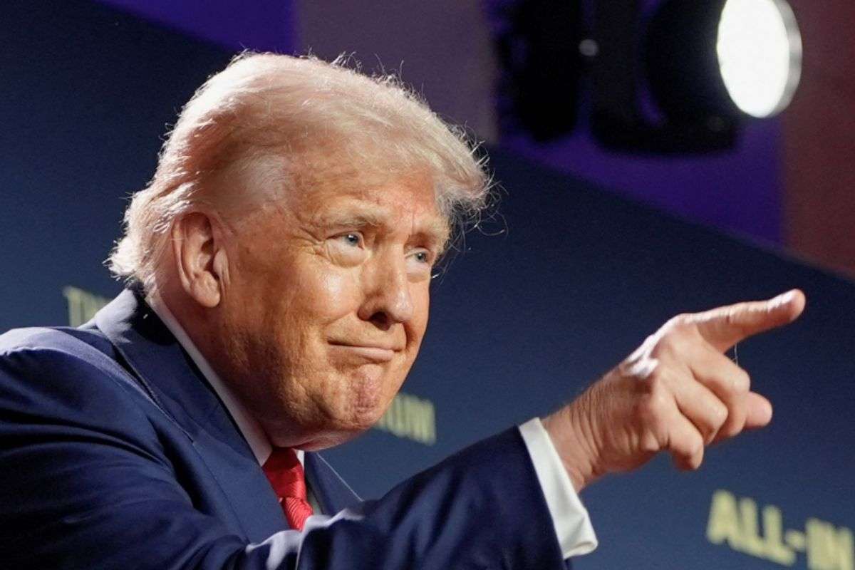 Il ghigno sicuro di Trump durante un comizio