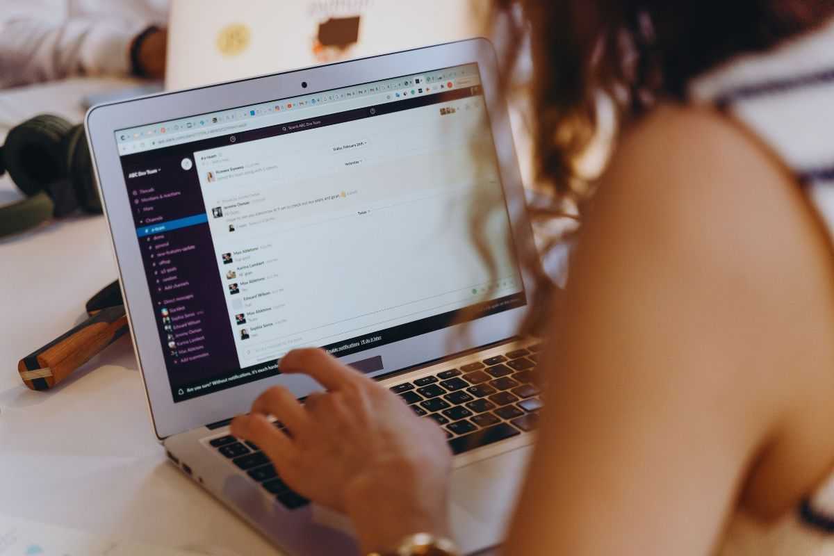 Ragazza che chatta tramite computer