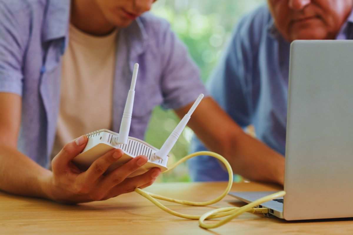 Padre e figlio che controllano router