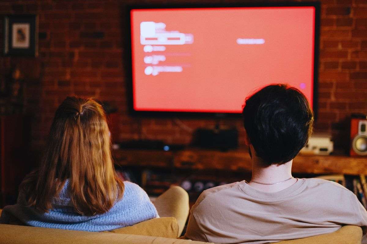 persone sul divano che guardano una tv