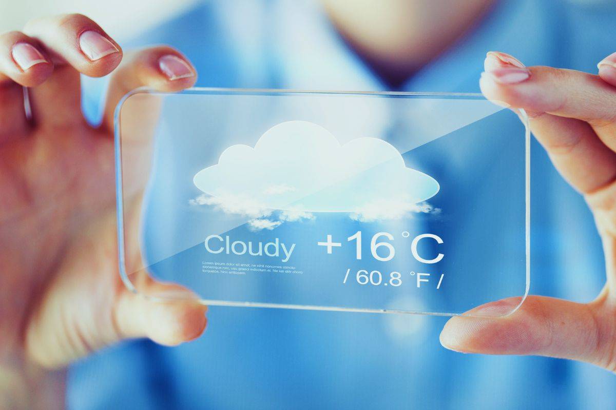 Persona che guarda il meteo su uno smartphone trasparente