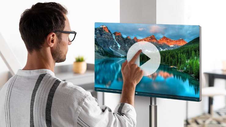 Uomo che interagisce con un tablet