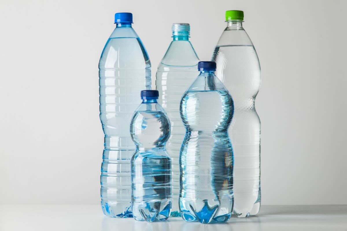 Bottiglie di plastica con acqua