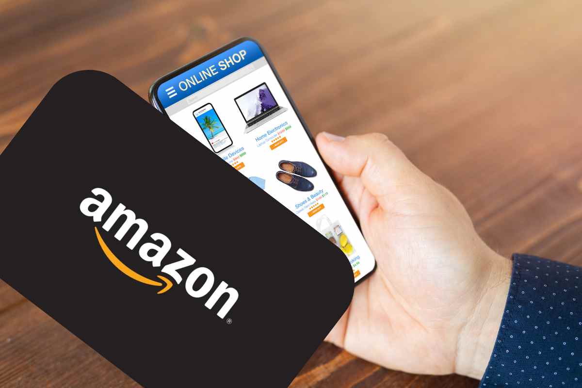 uomo che fa shopping e scheda regalo amazon