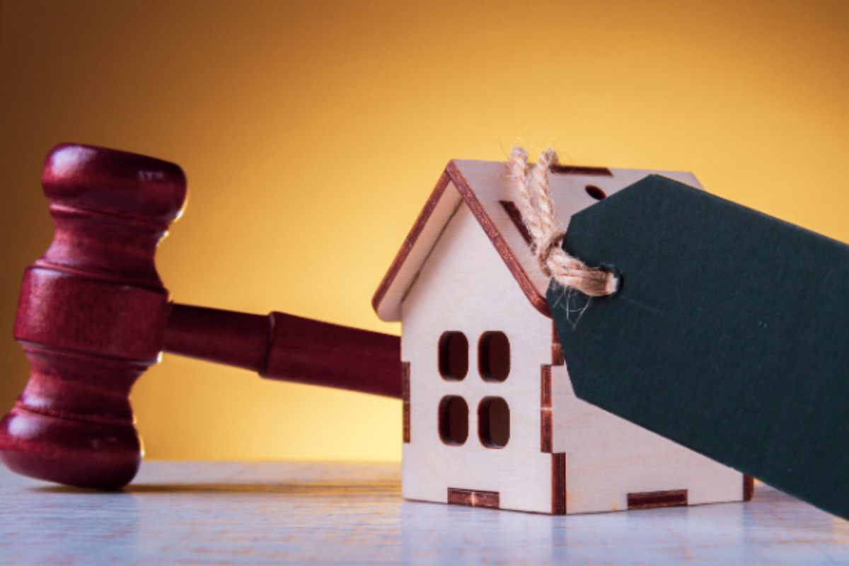 casa in miniatura e martello della legge