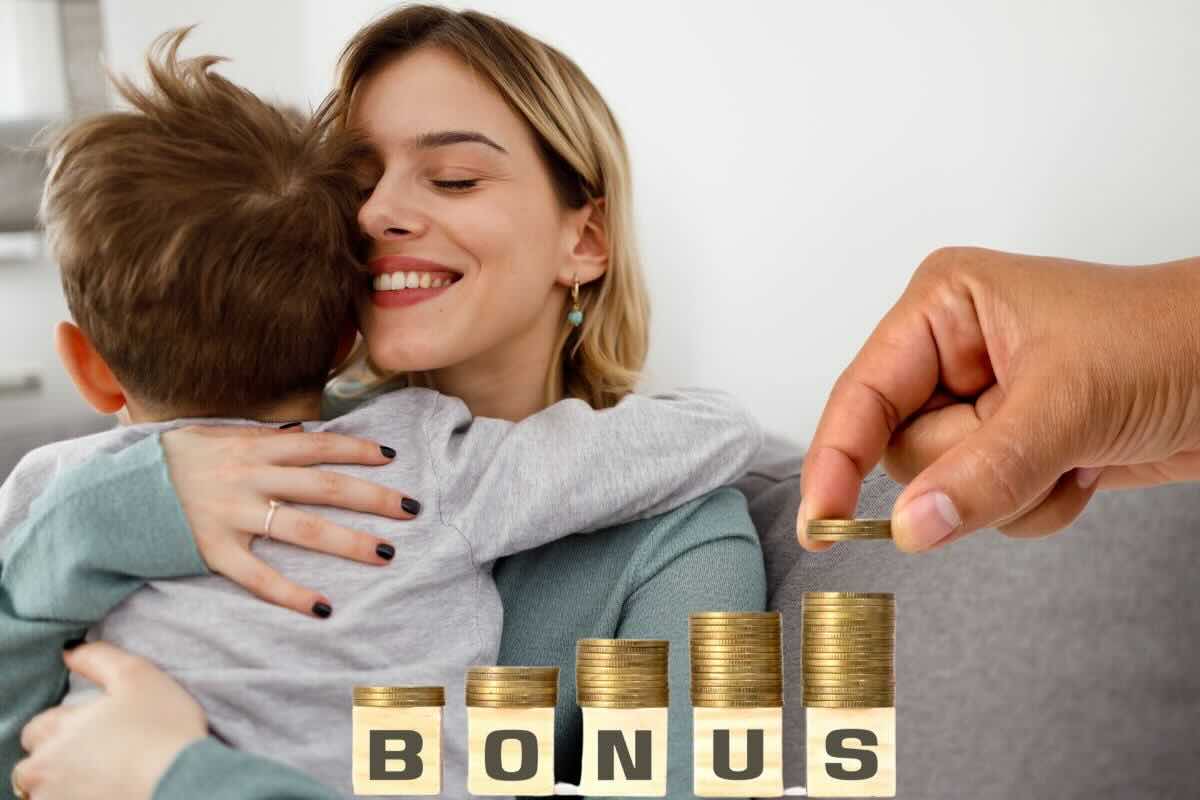 Mamma abbraccia bambino, mano con scritto bonus e monete