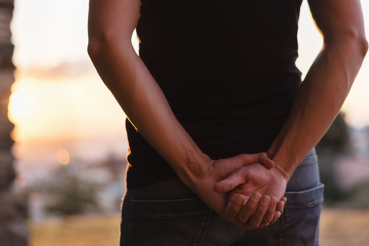 Ragazza con mani e braccia dietro la schiena