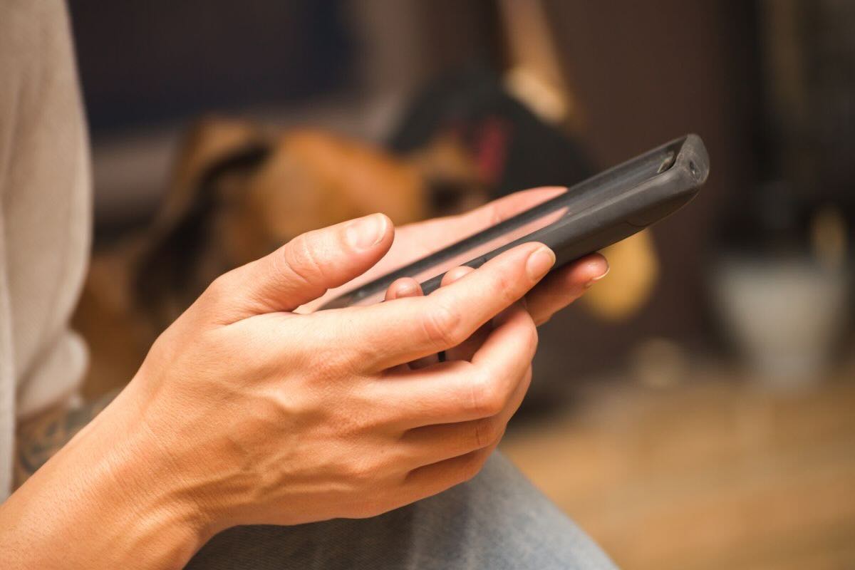 Cellulare in mano