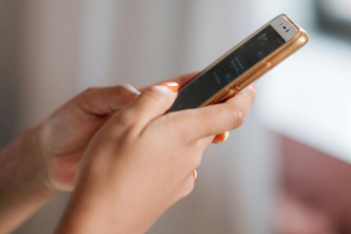 Persona allo smartphone