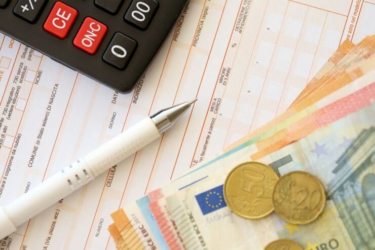 Penna, banconote, monete, documento, calcolatrice