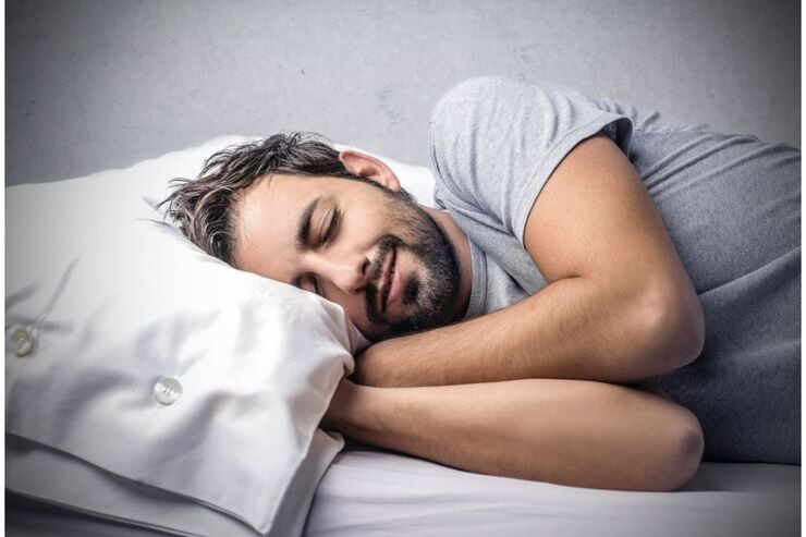Uomo dorme beato nel suo letto