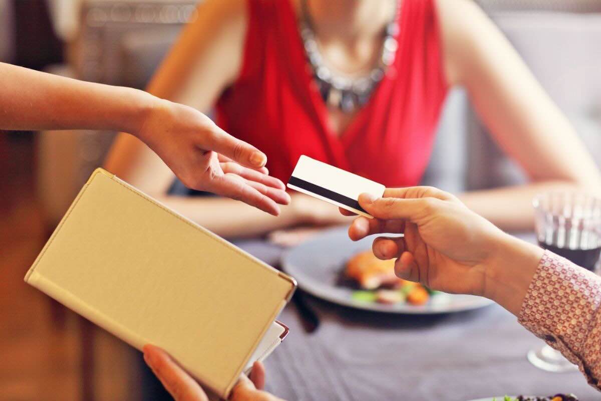 Pagare con la carta il conto al ristorante
