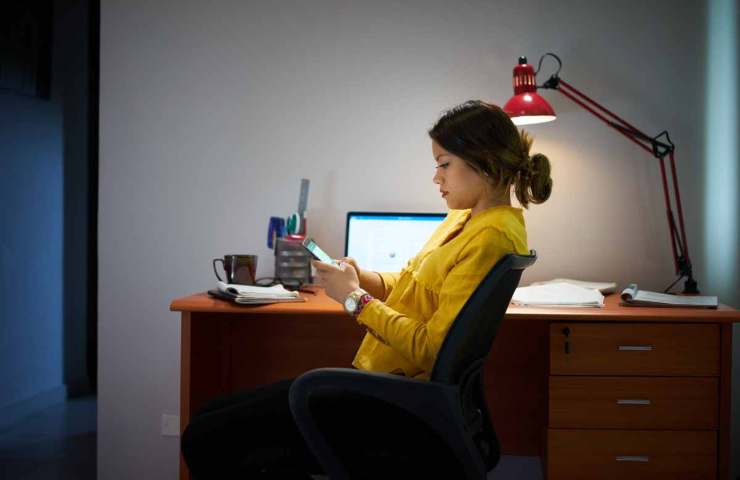donna che legge messaggi su uno smartphone
