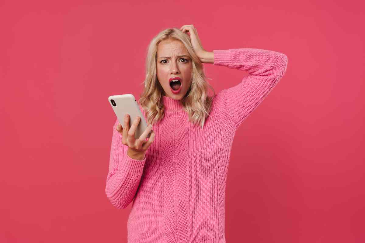 donna sconvolta dallo smartphone