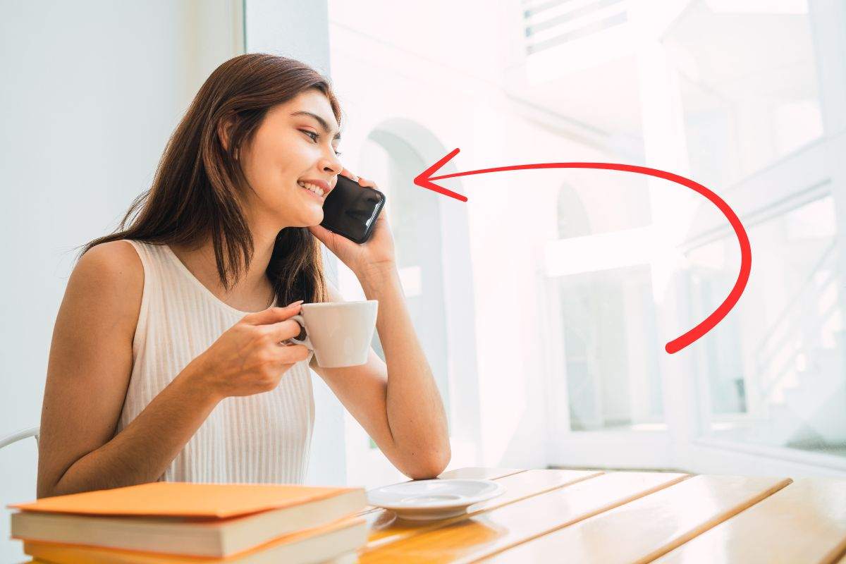 donna che prende il caffe con il telefono
