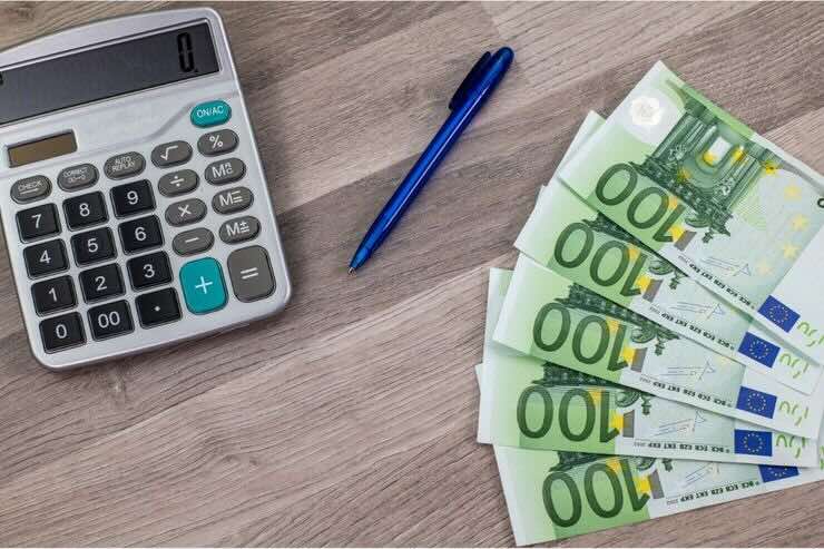 Banconote cento euro, penna, calcolatrice