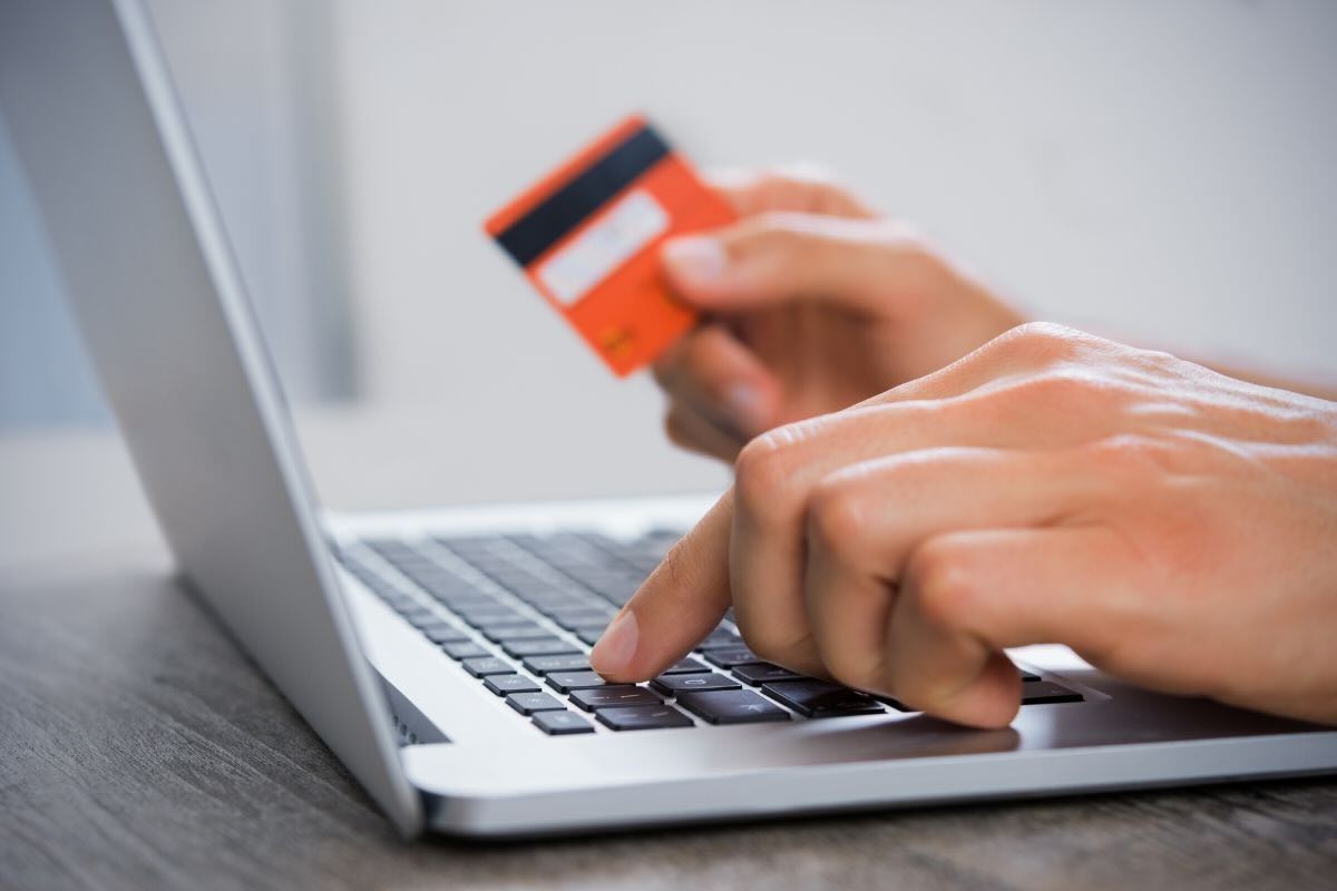 Fare acquisto online, carta in mano