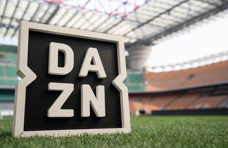 logo dazn su campo di calcio