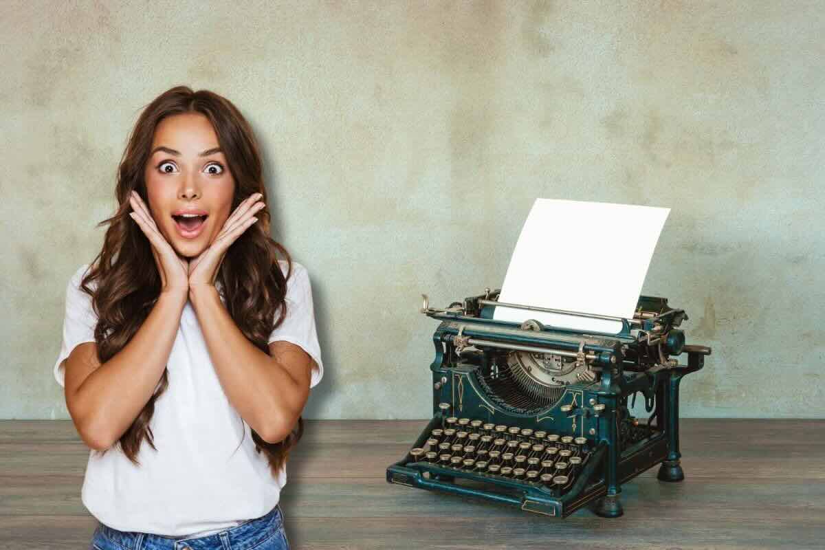 Donna stupita, macchina da scrivere con foglio