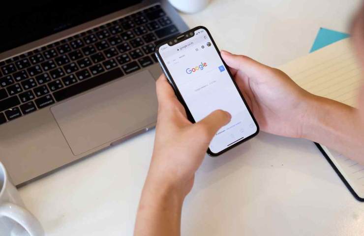 mani che usano un cellulare con google
