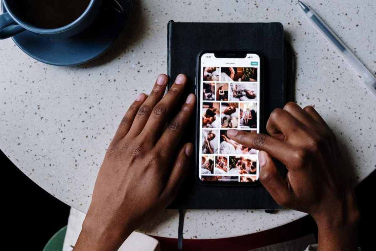 mani che usano un iphone