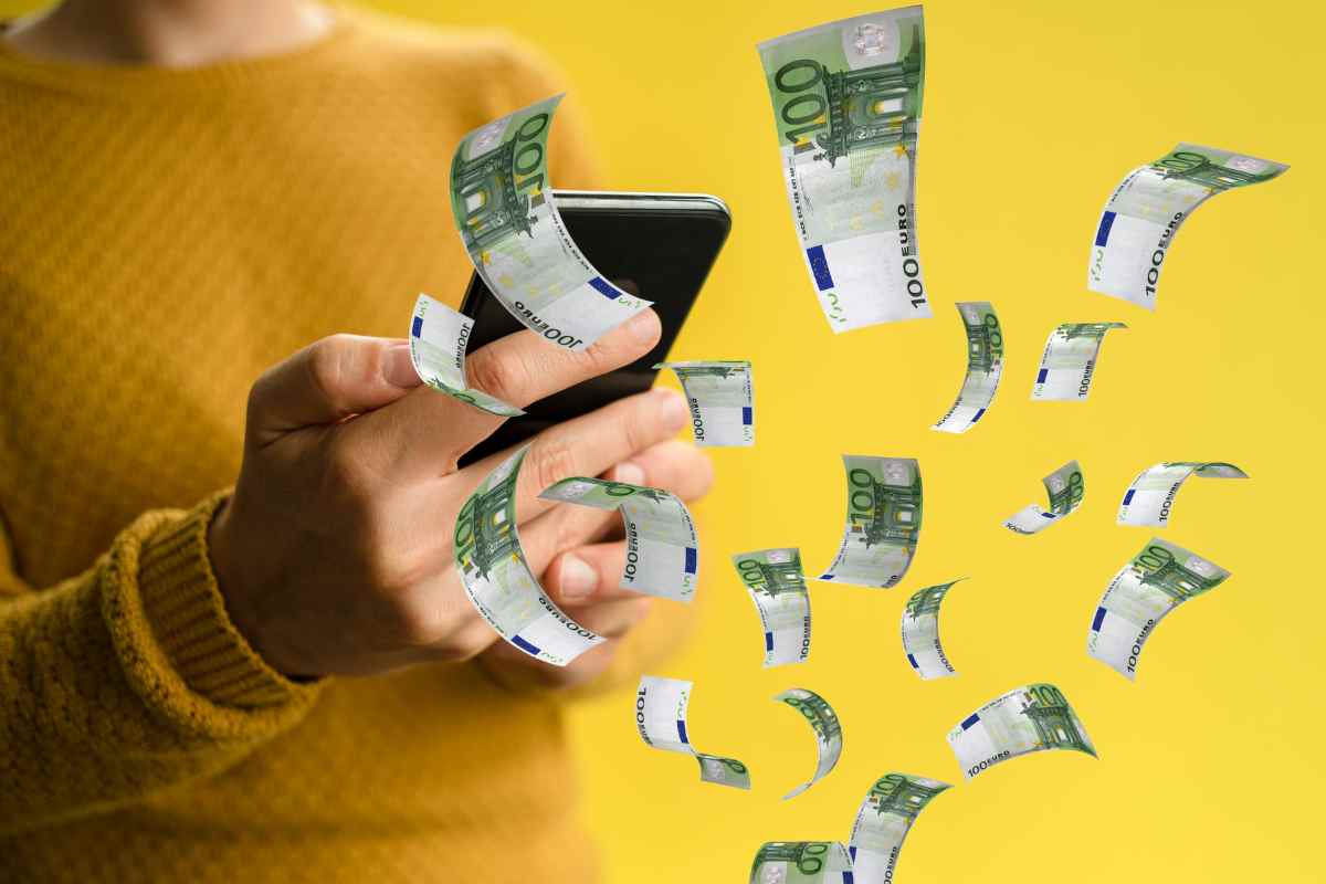 mani che usano smartphone soldi che volano