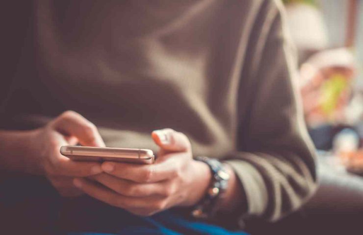 mani che usano uno smartphone