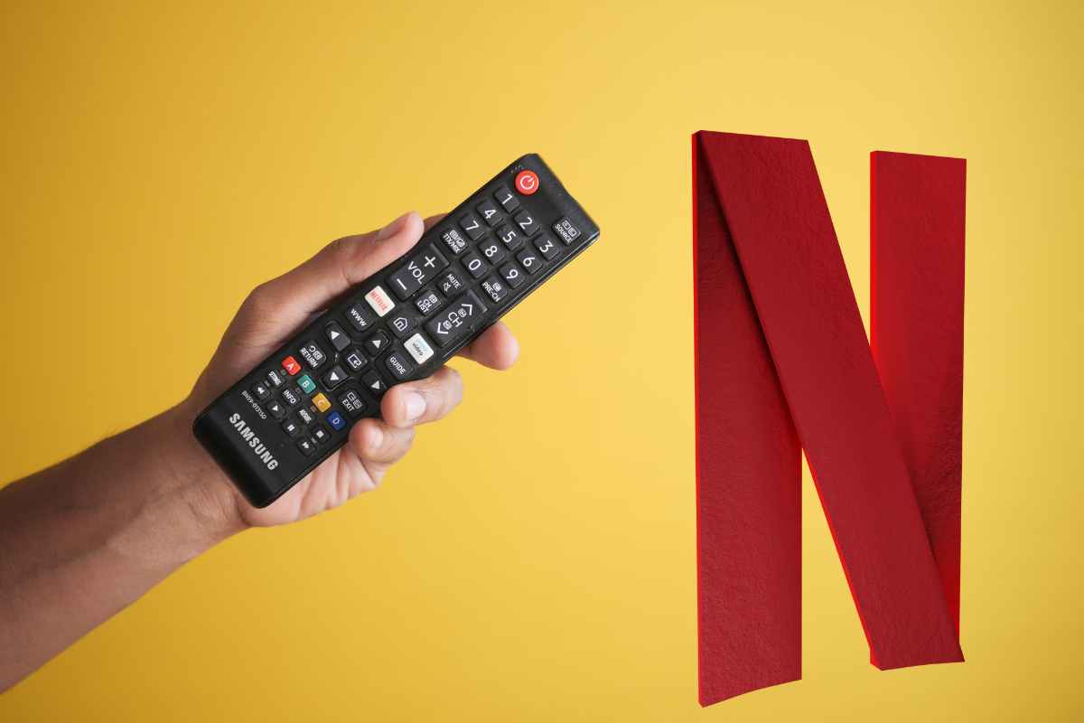 mano che tiene un telecomando e logo di netflix
