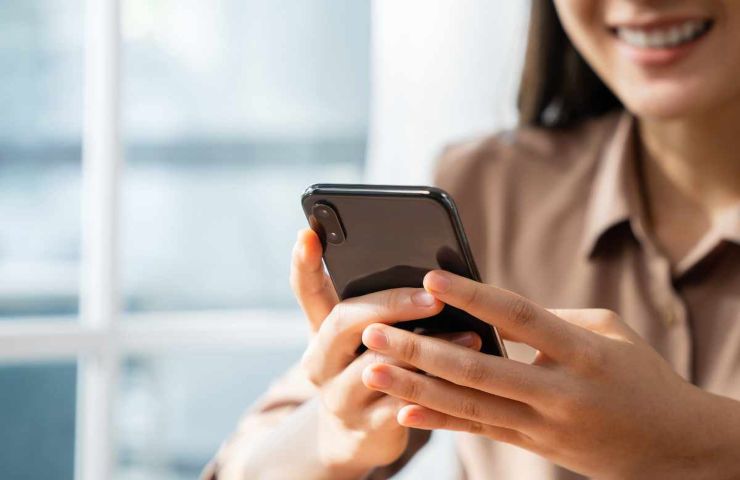 donna che usa un cellulare