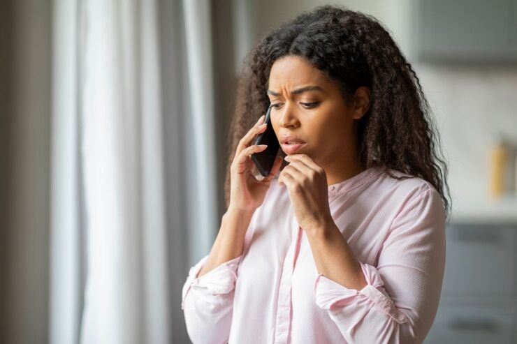 Donna seria al telefono