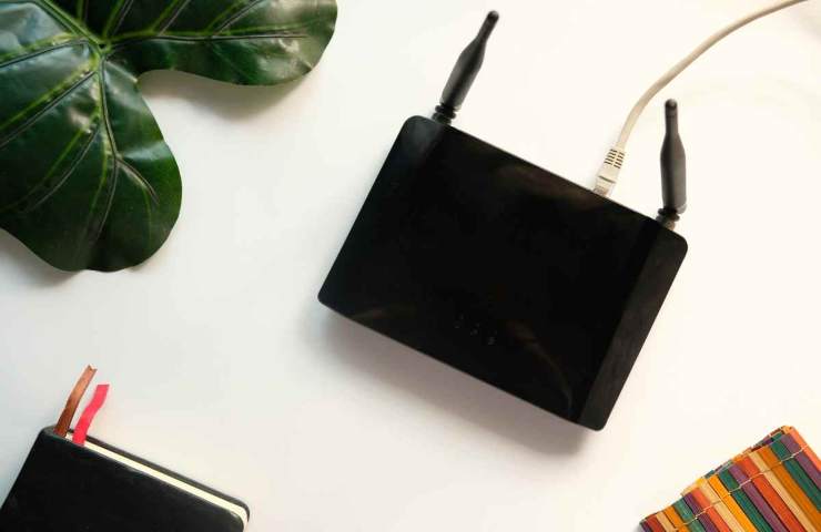 modem nero su un tavolo