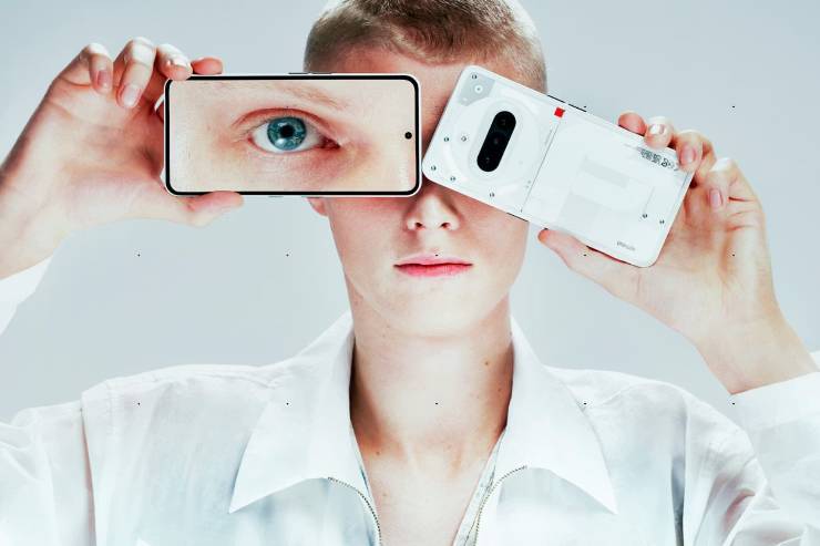 Modella con in mano due Nothing Phone 3