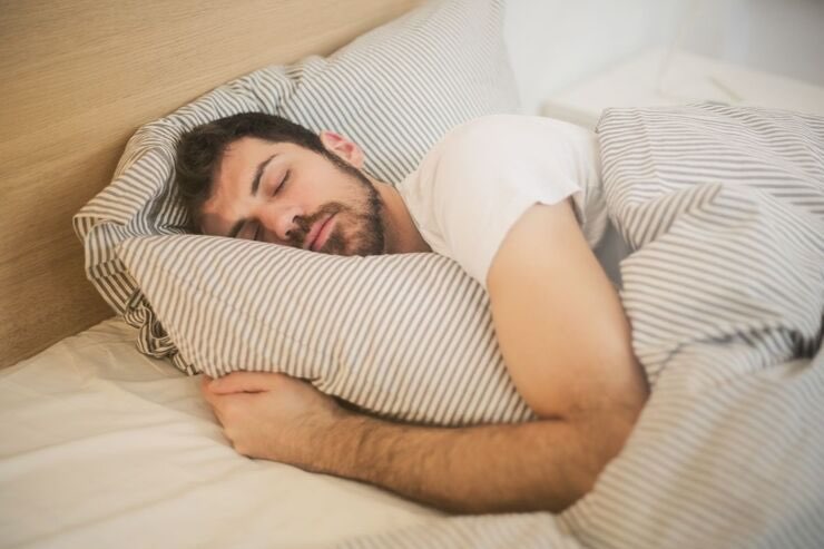 Uomo dorme sul fianco 