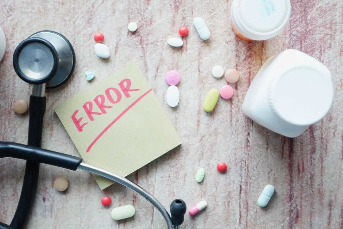 Banco con pillole, fonendoscopio, foglio con scritto "error"