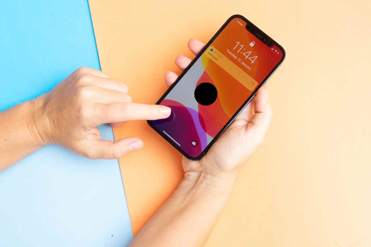 mani usano iphone con punto nero