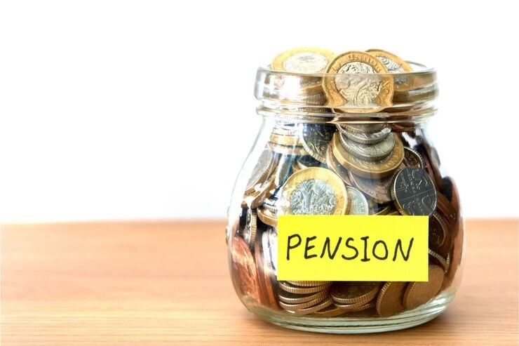 Barattolo con monete e etichetta gialla "pension"