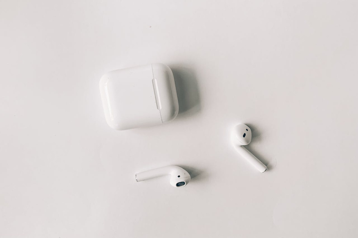 Le AirPods su una scrivania