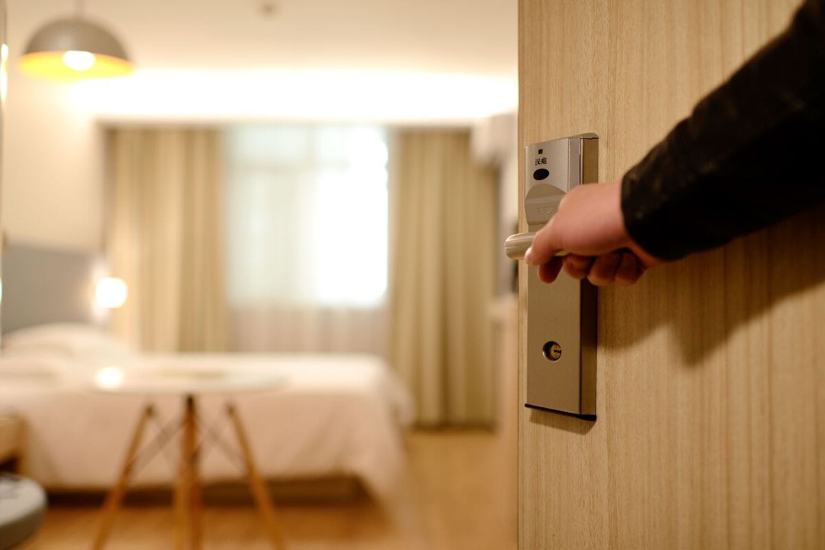 Aprire porta camera albergo