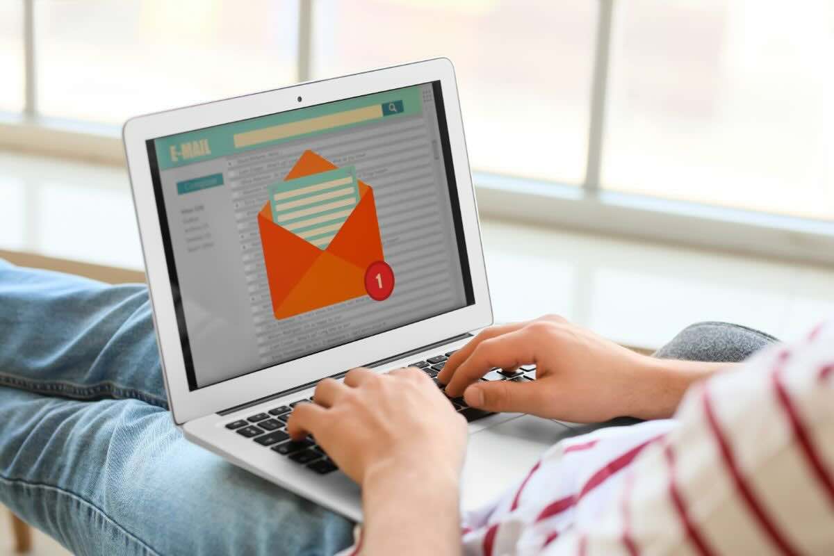 Al PC sullo schermo busta della posta elettronica