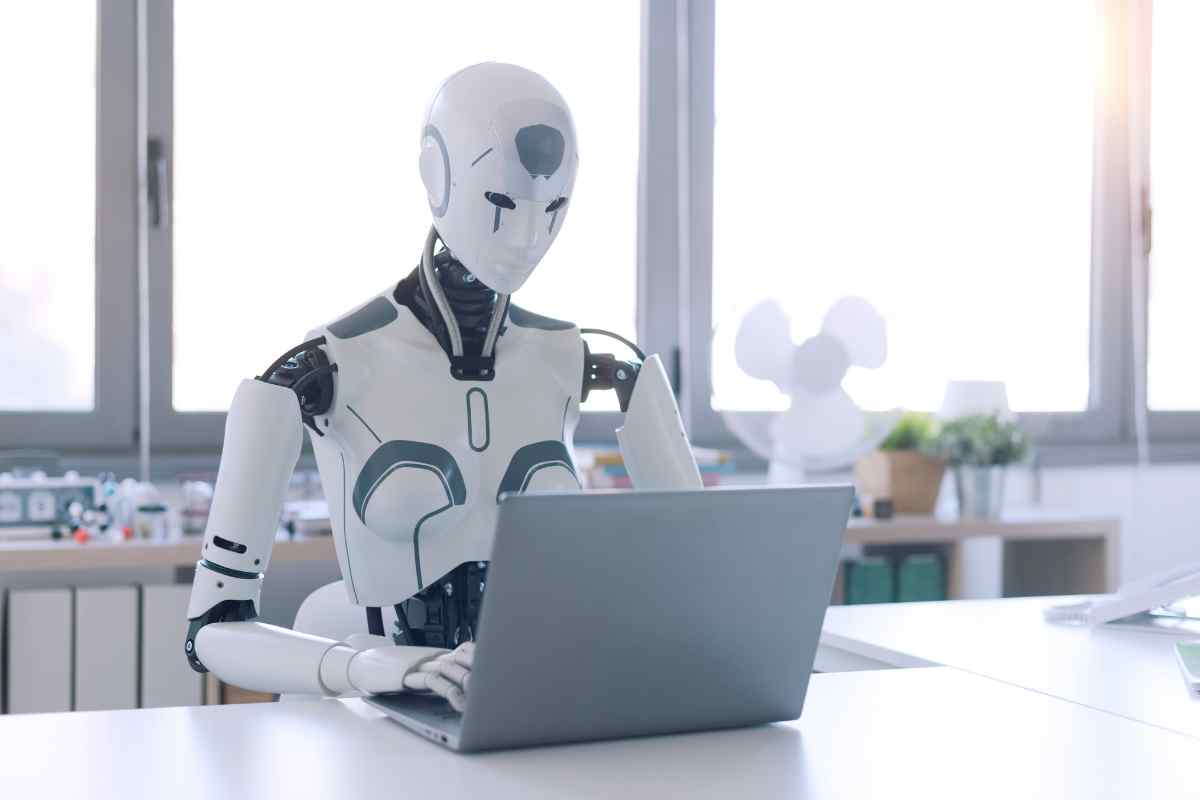 robot che lavora al pc