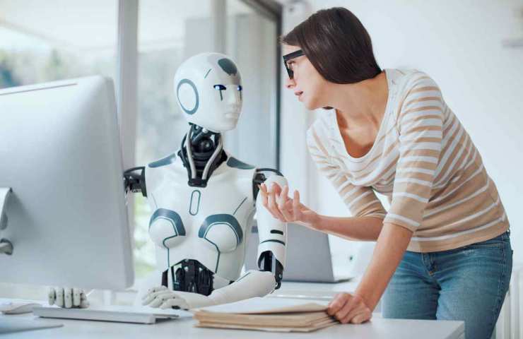 donna e robot in un ufficio