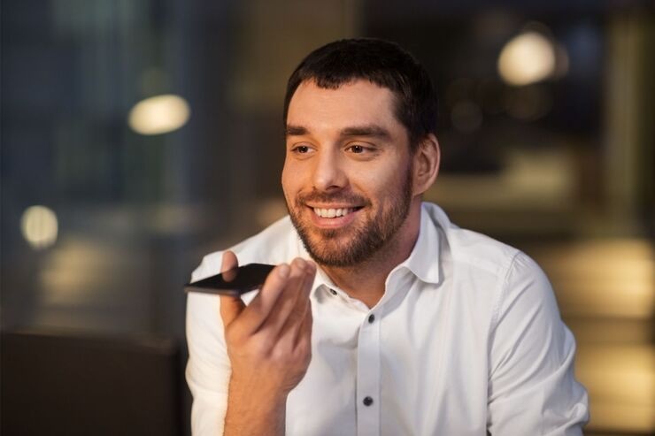 Uomo fa registrazione al cellulare