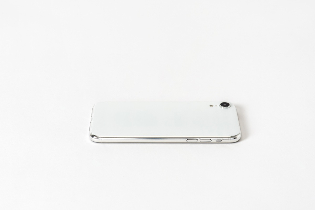 smartphone poggiato con schermo in basso