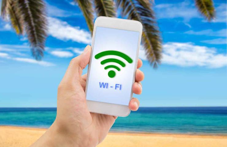 persona con smartphone in spiaggia