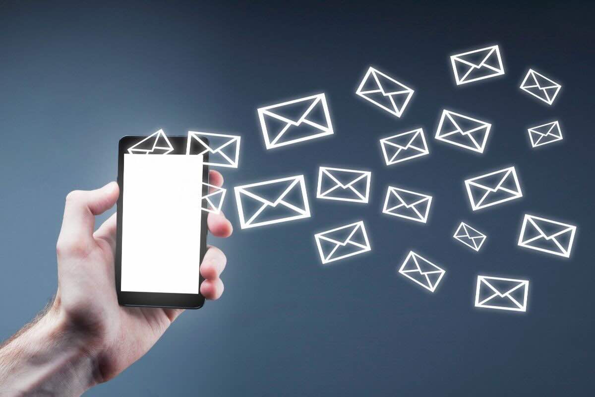 Cellulare con buste piccole delle lettere disegnate che volano