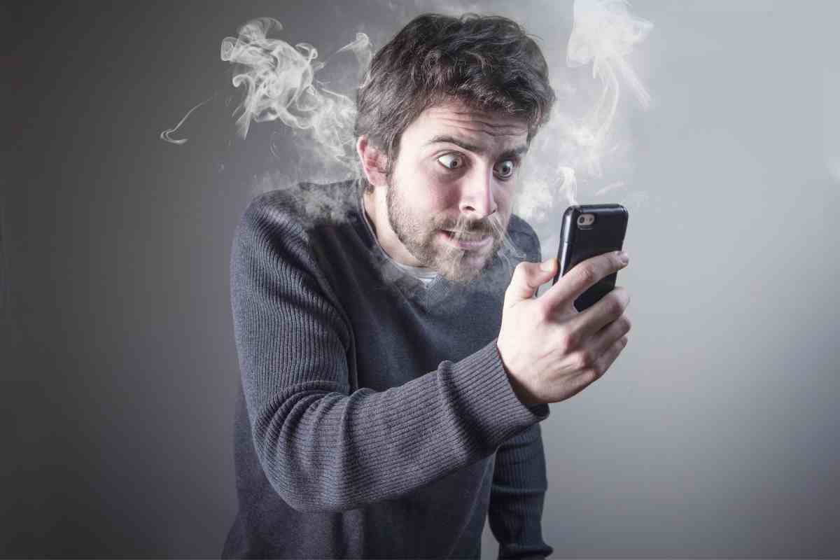 uomo arrabbiato con cellulare