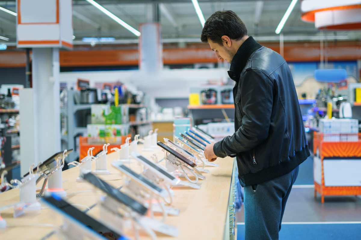 uomo in un negozio di telefonia