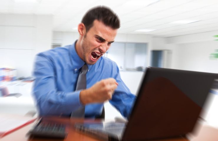 uomo pc arrabbiato da quello che c'è