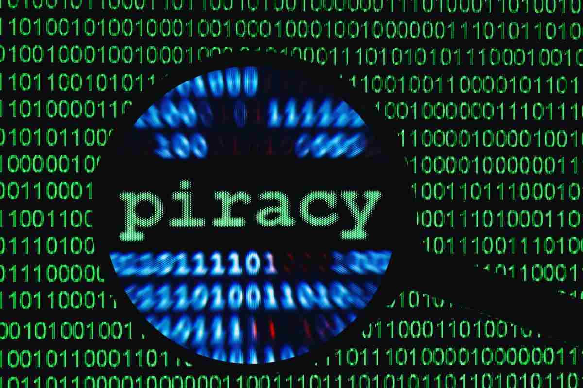 Scritta "Piracy" evidenziata con lente d'ingrandimento